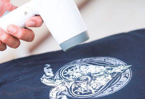 Entfernen eines Aufklebers von einem T-Shirt mit einem Föhn