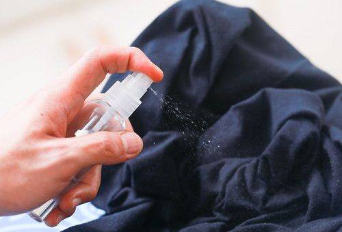 Entfernen eines Aufklebers von einem T-Shirt mit Alkohol