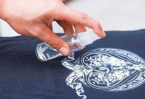 Entfernen eines Aufklebers von einem T-Shirt mit Alkohol