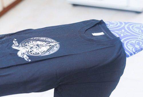 Entfernen eines Aufklebers von einem T-Shirt mit einem Bügeleisen