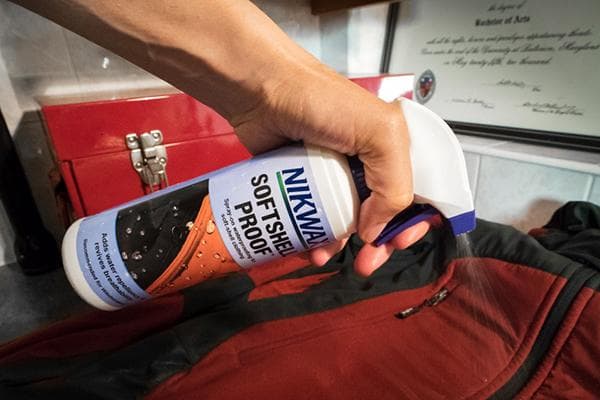 Auftragen einer wasserabweisenden Imprägnierung auf Kleidung