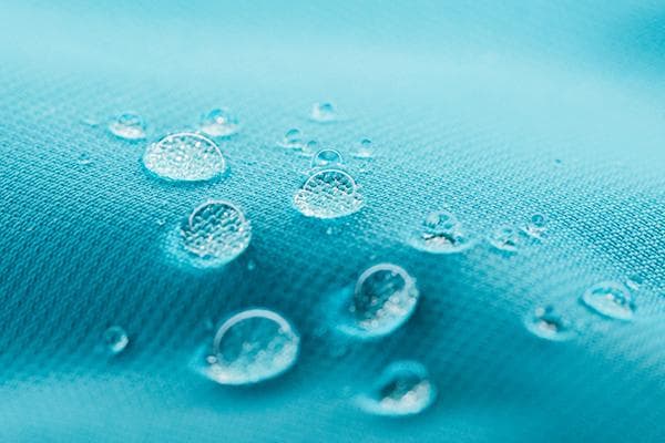 Wassertropfen auf wasserabweisendem Stoff