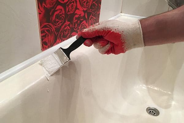 Lackieren der Badewanne mit Emaille