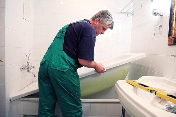 Einbau einer Acryleinlage in die Badewanne