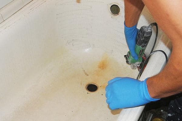 Entfernung der alten Emaille von der Badewanne mit einem Winkelschleifer
