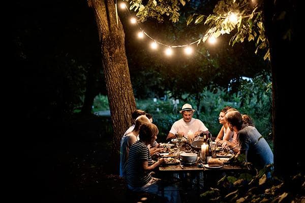 Abendessen mit Freunden im Freien