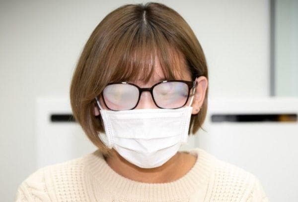 Frau mit Maske und Brille