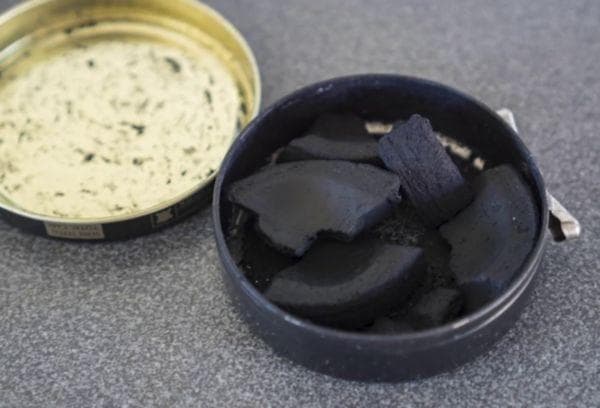 Eingetrocknete schwarze Schuhcreme