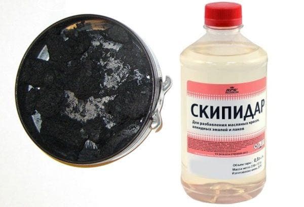 Schwarze Creme und Terpentin