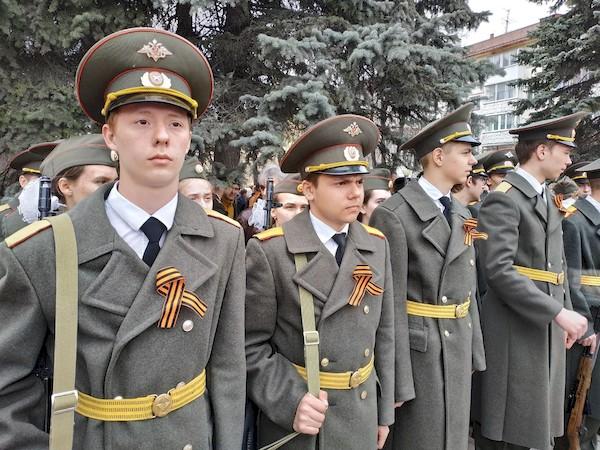 5 Möglichkeiten, ein St.-Georgs-Band schön zu binden: Schritt-für-Schritt-Anleitung für Schleife, Stern, Schlaufe und andere Figuren