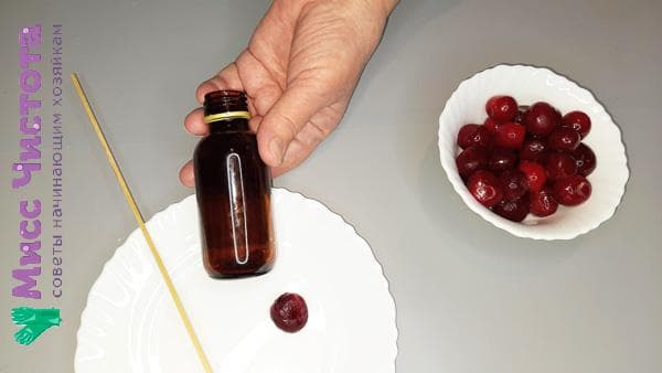 Holzstäbchen und Fläschchen zum Entfernen von Kirschkernen