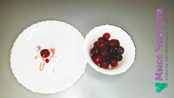 Mit einer Büroklammer entsteinte Kirsche