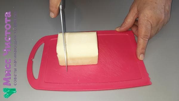 Butter mit einem Messer schneiden