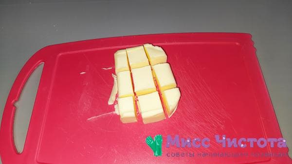 In gleich große Stücke geschnittene Butter
