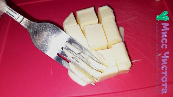 Butter mit einer Gabel weich drücken