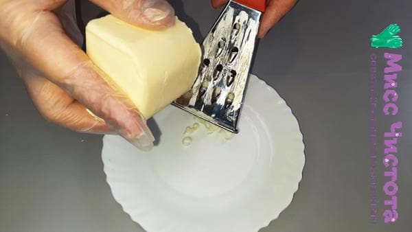 Butter auf einer Reibe reiben
