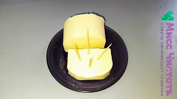 Zahnstocher, die in ein Butterstück gesteckt wurden