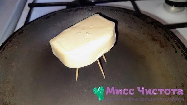 Butter mit Zahnstochern in der Pfanne