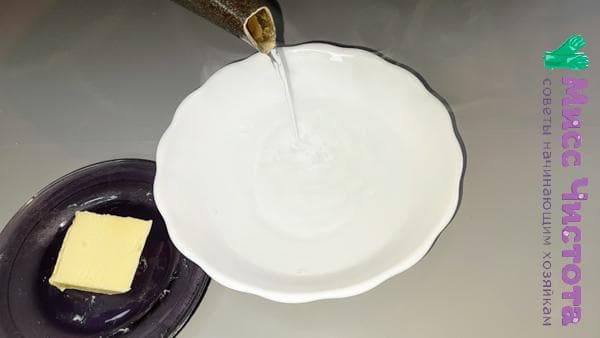 Wasser in einen Teller gießen