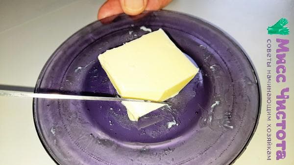Butter mit einem Messer schneiden