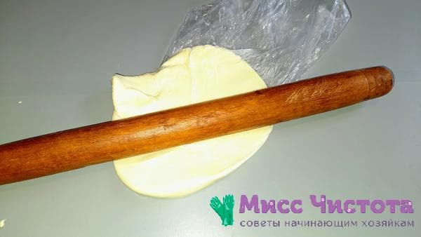 Butter mit einem Nudelholz ausrollen