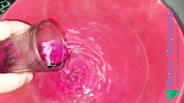 Auflösung von Kaliumpermanganat in Wasser