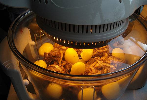 Zubereitung von Fleisch mit Kartoffeln in der Heißluftfritteuse