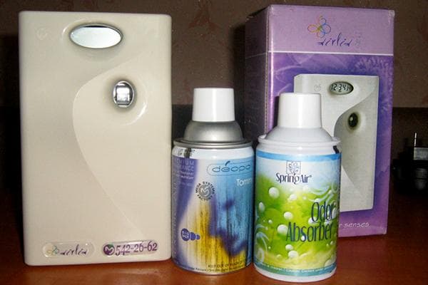 Automatischer Lufterfrischer und Ersatzdosen mit Spray