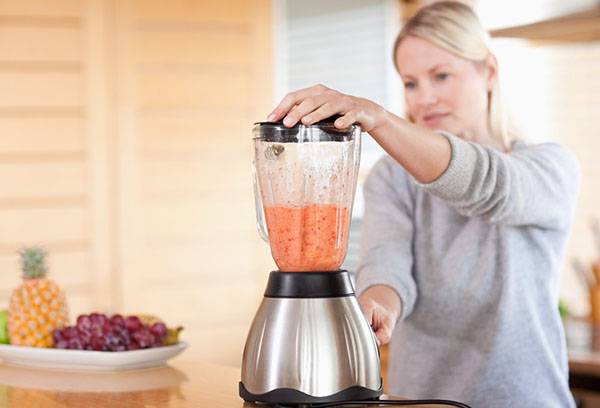 Zubereitung von Smoothies im Mixer