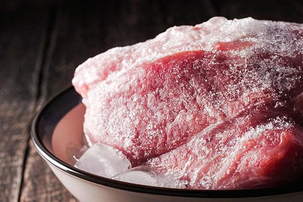 Gefrorenes Fleisch in Wasser mit Eis
