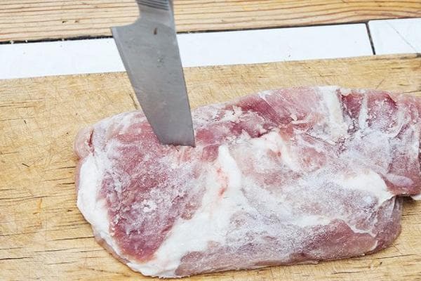 Gefrorenes Fleisch auf dem Brett