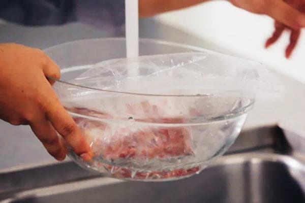 Auftauen von Fleisch in warmem Wasser