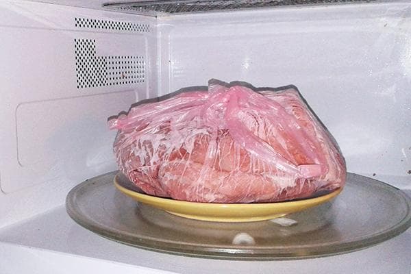 Auftauen von Fleisch in der Mikrowelle