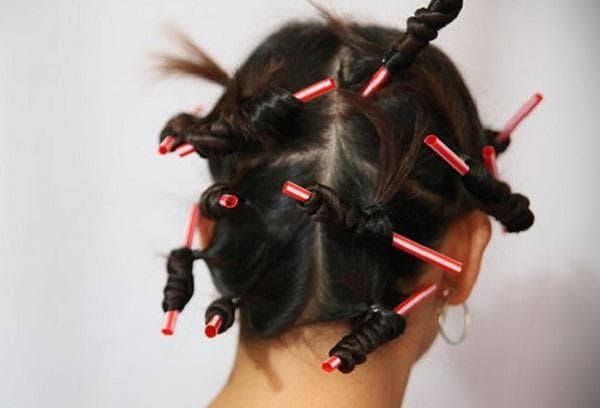 Locken mit Trinkhalmen