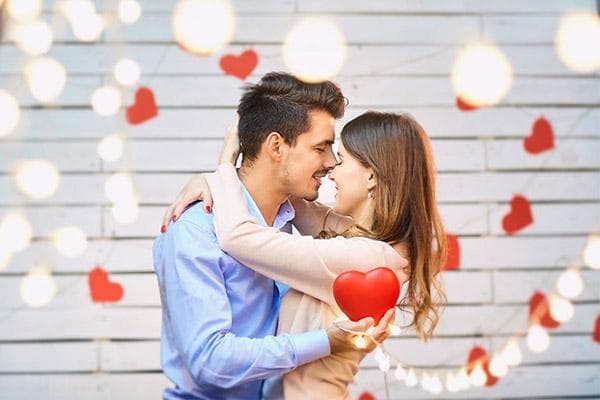 Ein Paar feiert den Valentinstag