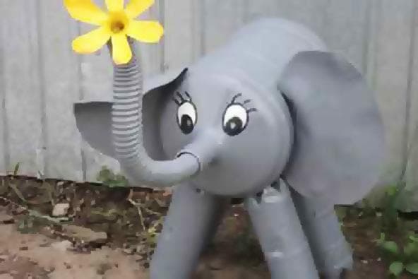 Elefant aus Teilen eines Staubsaugers