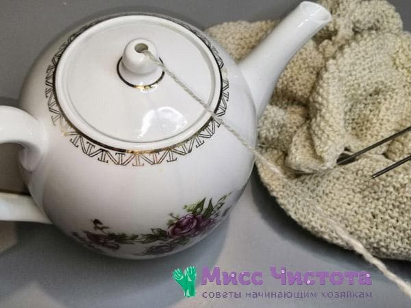 Teekanne mit Strickgarn