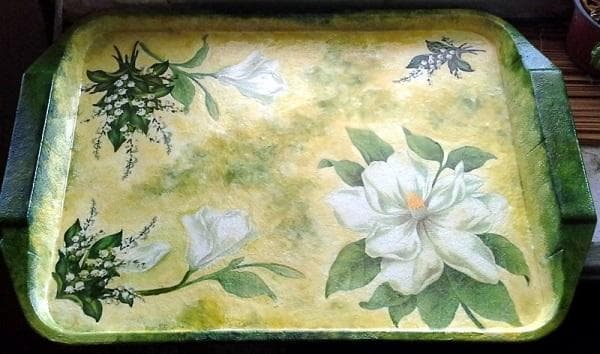 Decoupage eines Metalltabletts