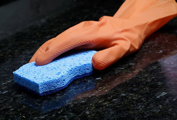 Reinigung einer Arbeitsplatte aus Gießmarmor