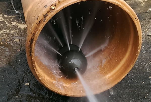 Düse einer hydrodynamischen Maschine zur Kanalreinigung