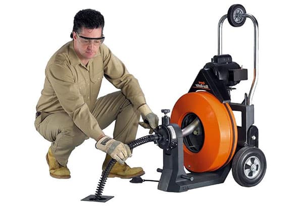Arbeiter mit hydrodynamischer Maschine