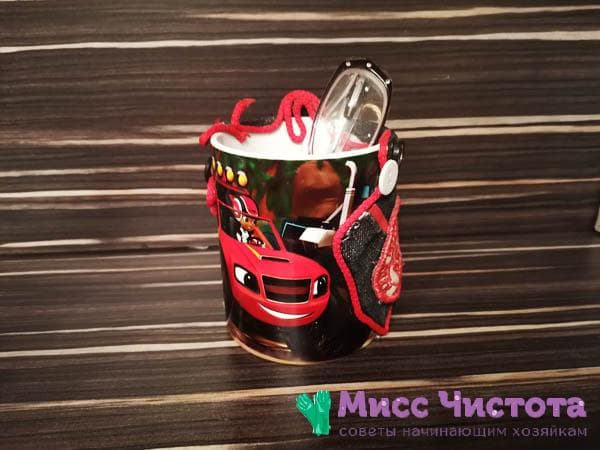 Aufbewahrung der Brille in einer Tasse