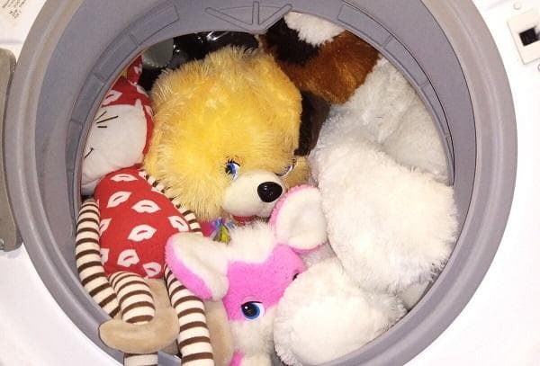 Weiche Kinderstofftiere in der Waschmaschine