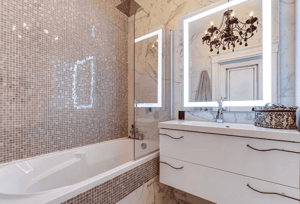 Mosaik an den Badezimmerwänden