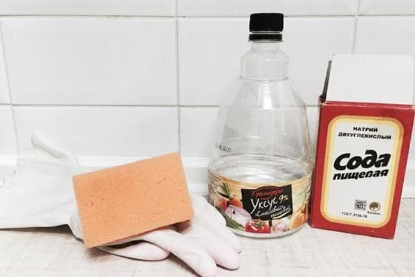 Natron und Essig gegen Schimmel im Badezimmer