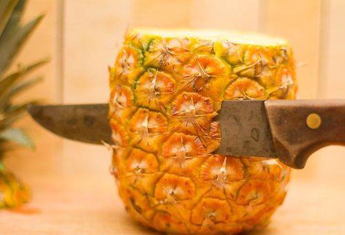 Schälen einer Ananas mit einem Messer