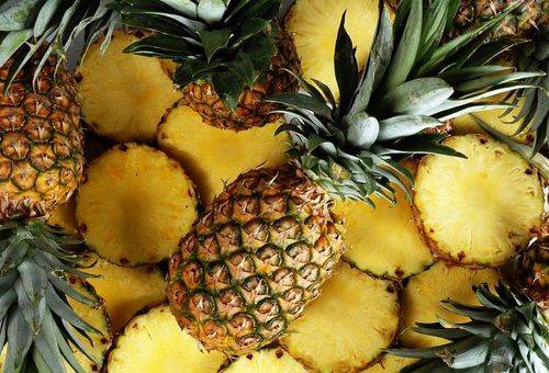 Ananas mit Schale geschnitten