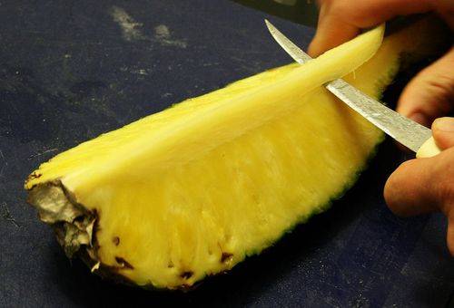 Ananas schneiden - wie eine Melone