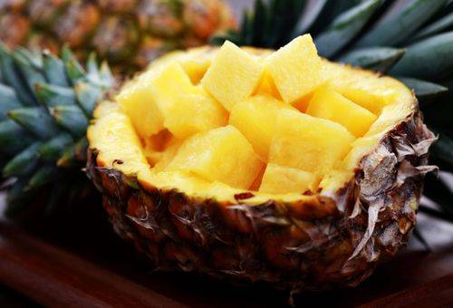 Ananas im Körbchen aus der eigenen Schale
