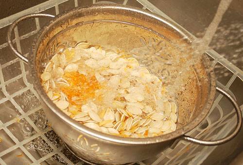 Vorbereitung der Kürbiskerne zum Trocknen